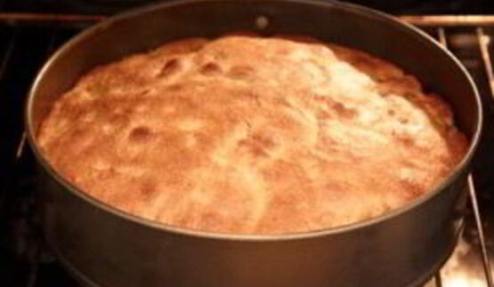 шарлотка с орехами и яблоками