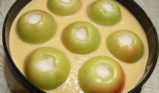 шарлотка с цельными яблочками