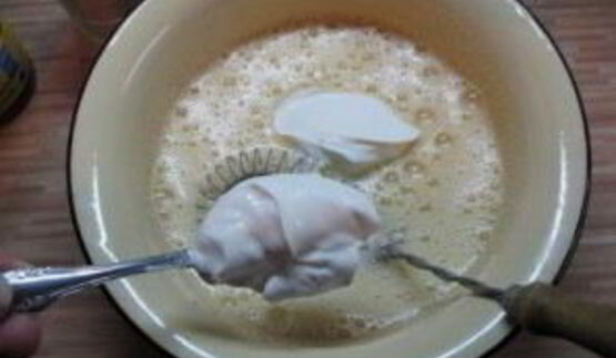 шарлотка со сметаной и яблоками