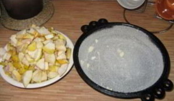 шарлотка со сметаной и яблоками