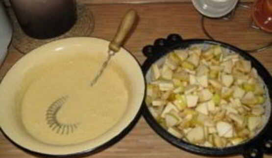 шарлотка со сметаной и яблоками
