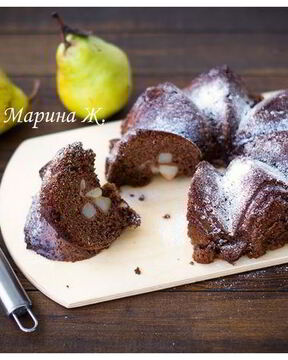 Шоколадная шарлотка с грушей и корицей