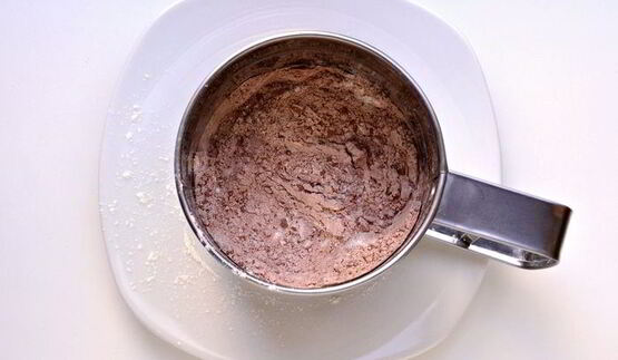 шоколадная шарлотка с грушей и корицей