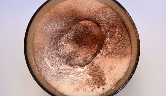 шоколадная шарлотка с грушей и корицей