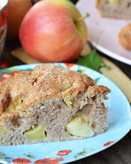Рецепт шоколадной шарлотки с яблоками