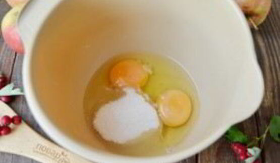 шоколадная шарлотка с яблоками