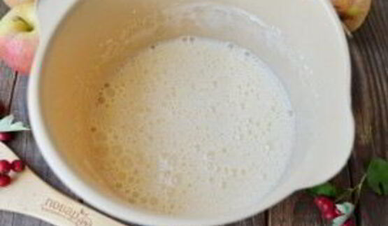 шоколадная шарлотка с яблоками