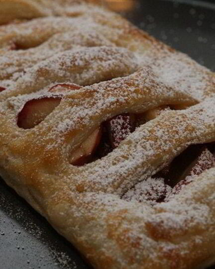 Рецепт быстрого яблочного штруделя с изюмом, миндалем и корицей