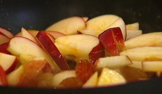 быстрый яблочный штрудель с изюмом, миндалем и корицей