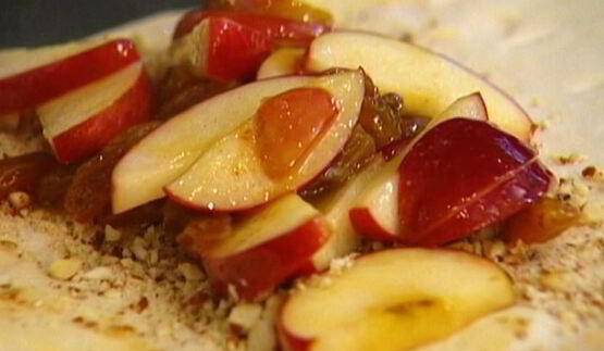 быстрый яблочный штрудель с изюмом, миндалем и корицей