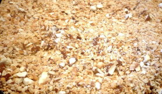 ореховый штрудель с миндальным соусом