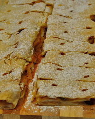 Штрудель из готового слоеного теста с яблочной и творожной начинкой