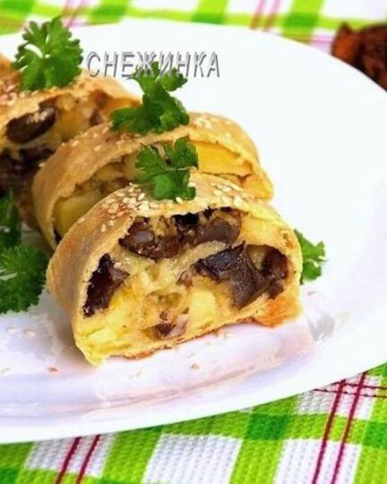 Рецепт штруделя с картофелем и грибами в сливочно-сырном соусе