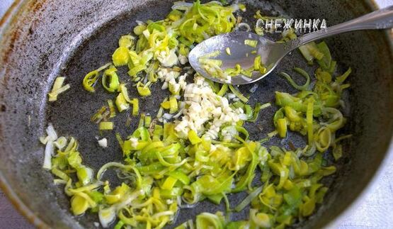 штрудель с картофелем и грибами в сливочно-сырном соусе