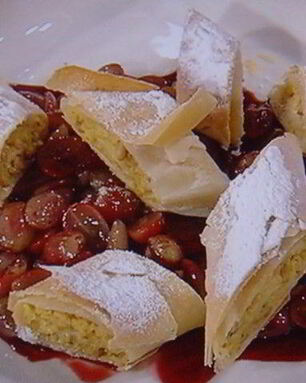 Штрудель с начинкой из козьего сыра с виноградом в портвейне