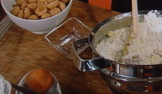 штрудель с начинкой из козьего сыра с виноградом в портвейне