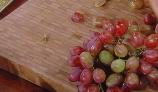 штрудель с начинкой из козьего сыра с виноградом в портвейне