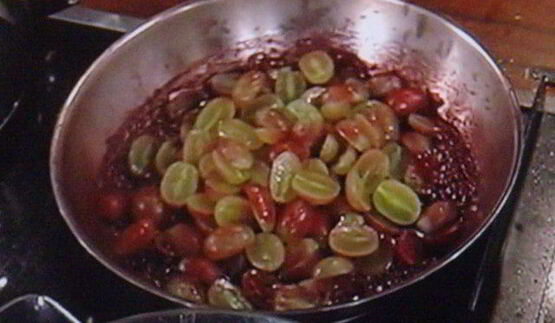 штрудель с начинкой из козьего сыра с виноградом в портвейне