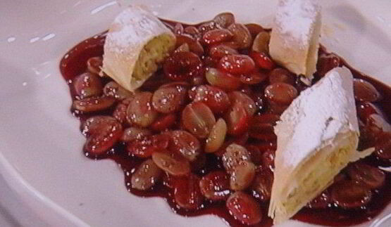 штрудель с начинкой из козьего сыра с виноградом в портвейне