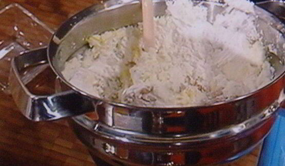 штрудель с начинкой из козьего сыра с виноградом в портвейне