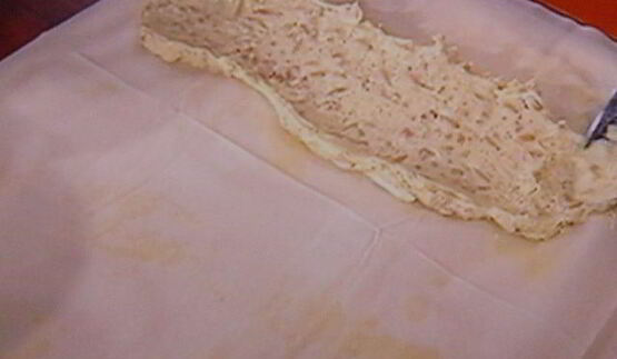 штрудель с начинкой из козьего сыра с виноградом в портвейне