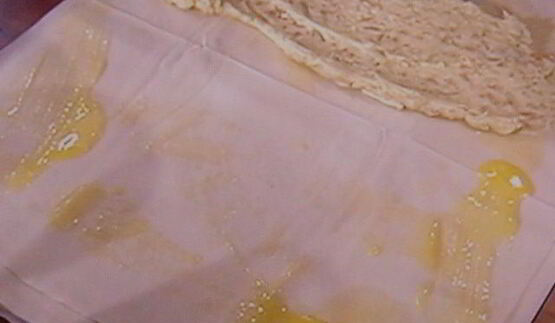 штрудель с начинкой из козьего сыра с виноградом в портвейне