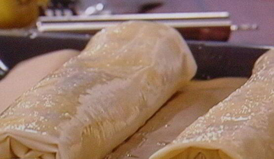 штрудель с начинкой из козьего сыра с виноградом в портвейне