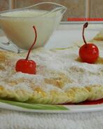 Штрудель с вишней и ванильным соусом