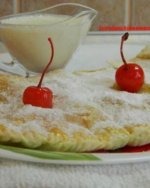 Штрудель с вишней и ванильным соусом