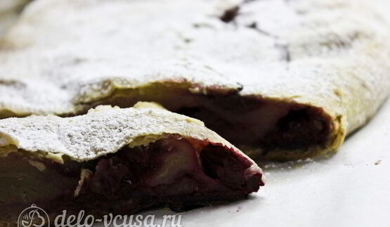 штрудель с вишней из слоеного теста