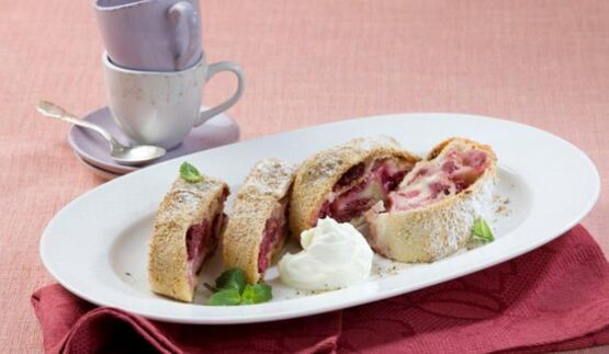 штрудель с вишнями и фундуком