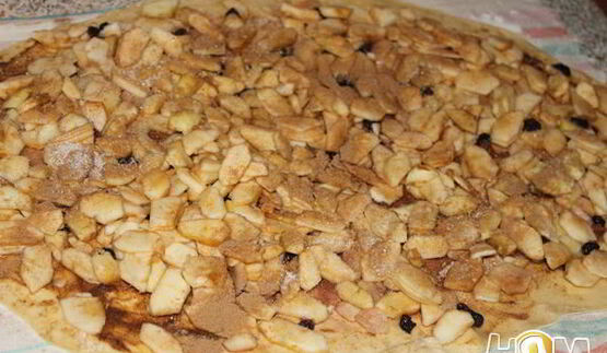 штрудель с яблоком и корицей под кремом англес