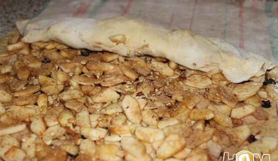 штрудель с яблоком и корицей под кремом англес