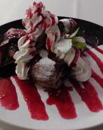 Штрудель со взбитыми сливками и айвой