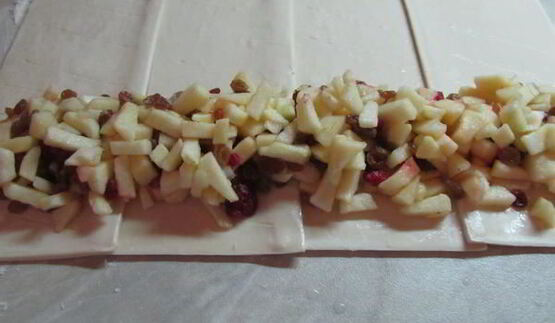 штрудель яблочный с изюмом и малиной