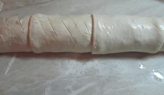 штрудель яблочный с изюмом и малиной