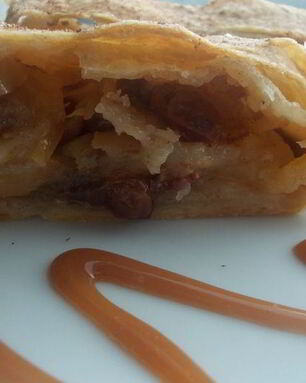 Яблочный штрудель с изюмом и карамельной крошкой