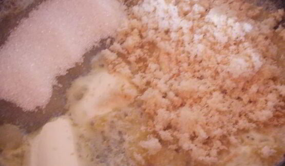 яблочный штрудель с изюмом и карамельной крошкой