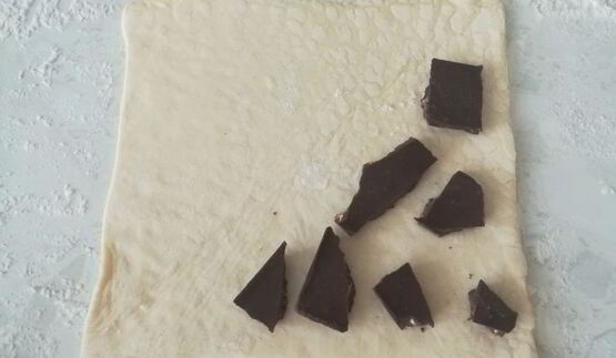 слоеные конвертики с бананово-шоколадной начинкой