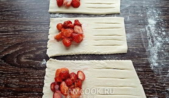 слойки с клубникой из слоеного теста
