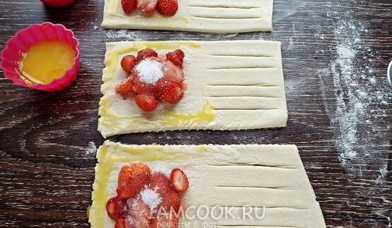 слойки с клубникой из слоеного теста
