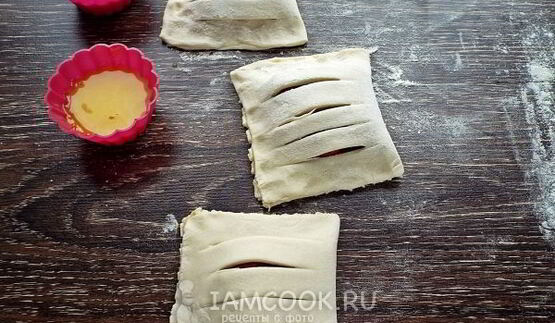 слойки с клубникой из слоеного теста