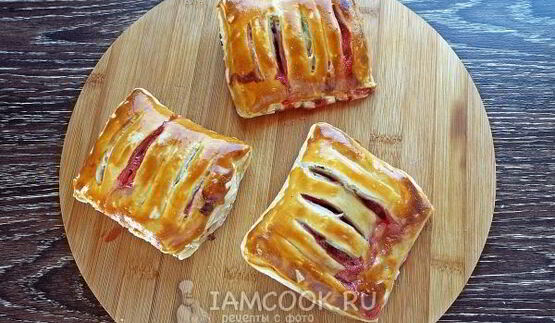 слойки с клубникой из слоеного теста