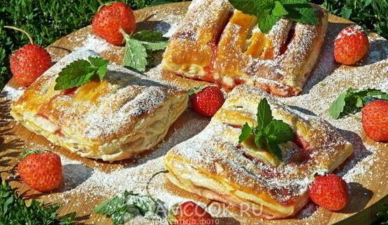слойки с клубникой из слоеного теста