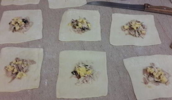 слойки с сыром, курицей, грибами и соусом бешамель