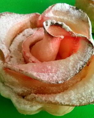 Слойки с яблоками из слоеного бездрожжевого теста