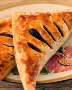 Слойки со свежесваренным вареньем из слоеного теста