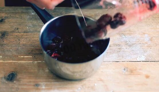 слойки со свежесваренным вареньем из слоеного теста