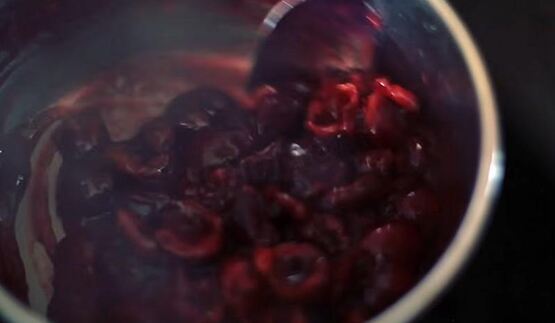 слойки со свежесваренным вареньем из слоеного теста