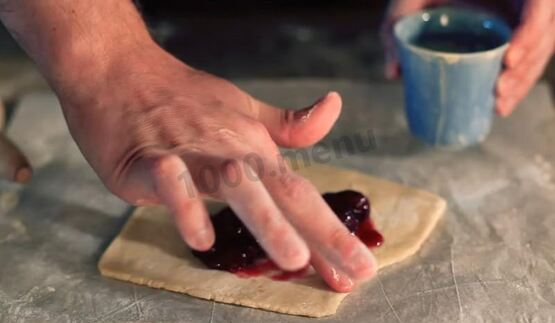 слойки со свежесваренным вареньем из слоеного теста